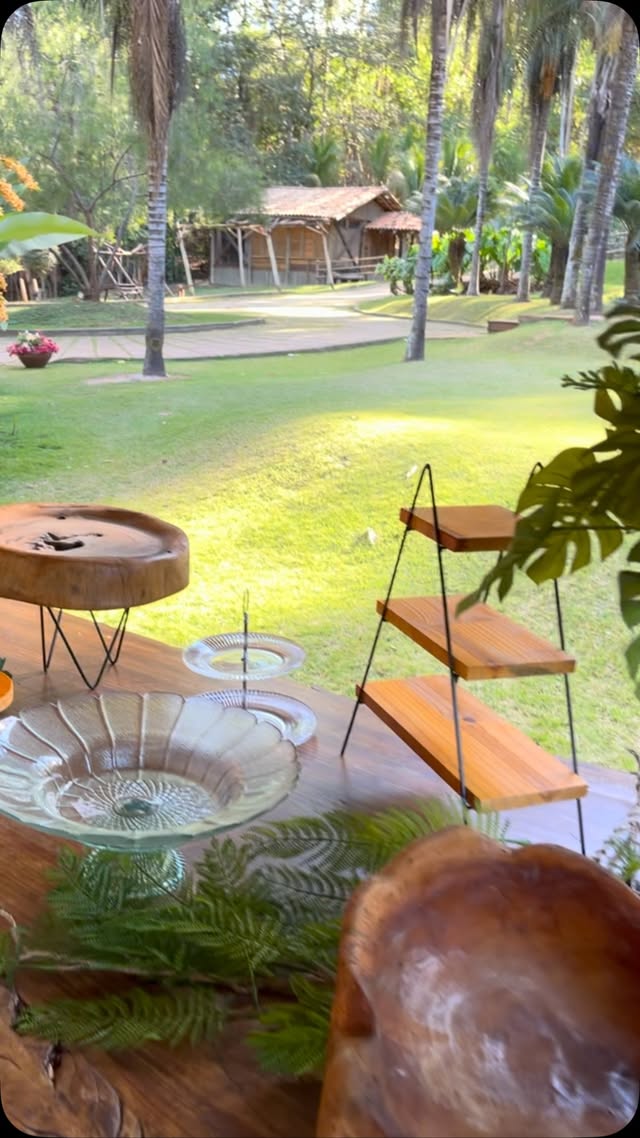 Ambiente ao ar livre com mesa decorada no jardim